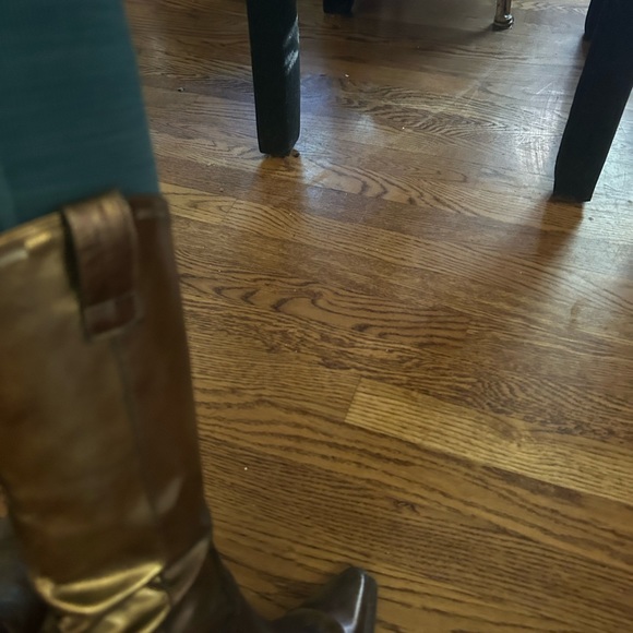 7.5 Bronze Luxury Cow girl boot.Brand BCB Boot used. Good shape. - Picture 4 of 7